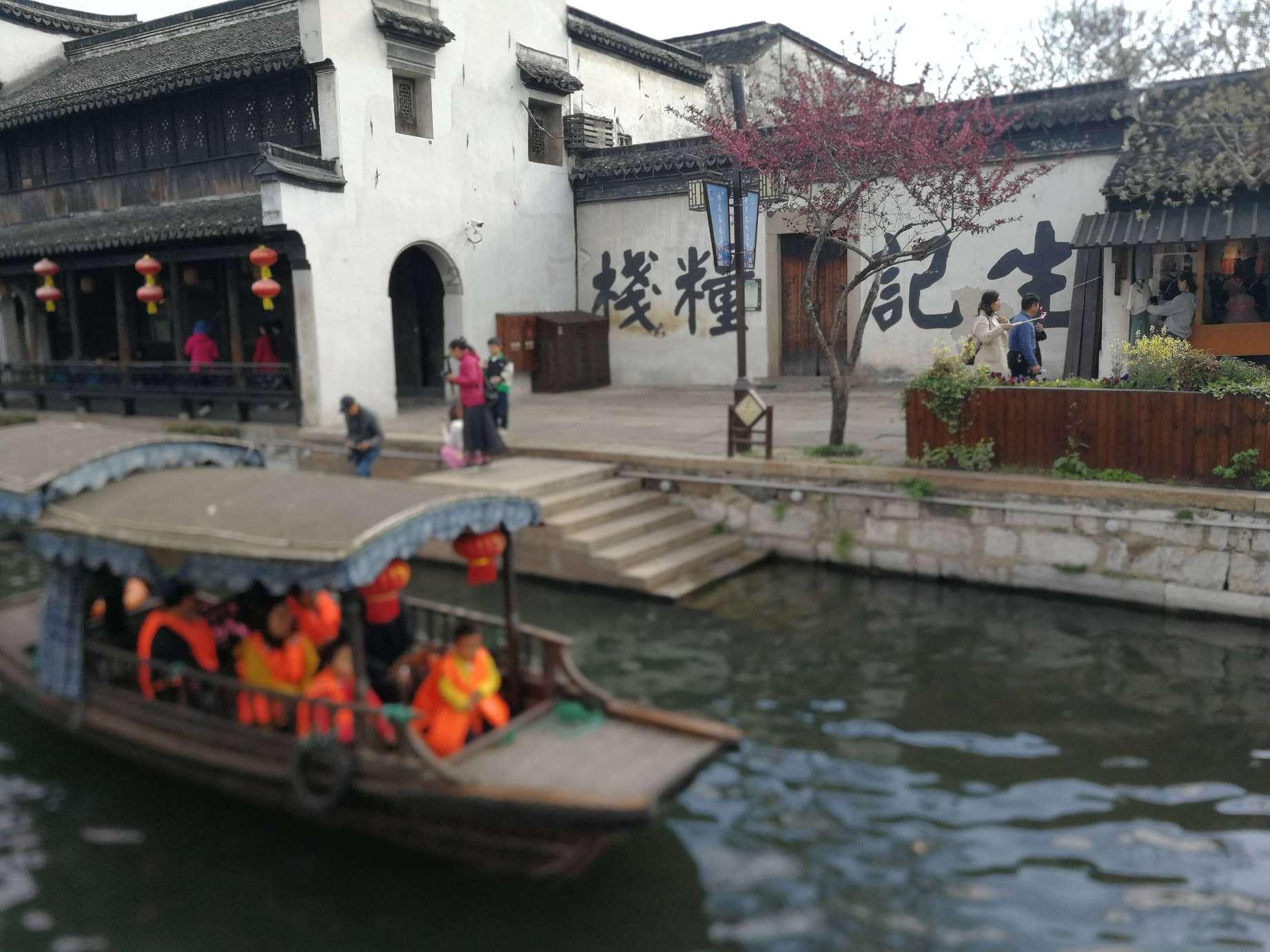 纯白色T恤搭配黑色紧身裤，舒适休闲，这样的风格你会喜欢吗？