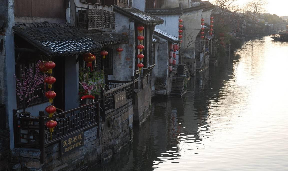 迷路的可爱男孩